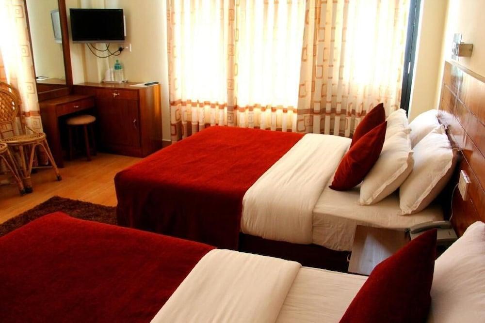 Hotel Tara Pokhara Buitenkant foto